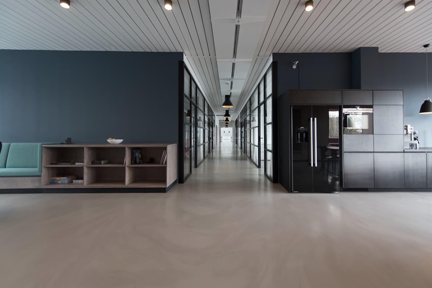 Interior moderno de oficina corporativa en Lima